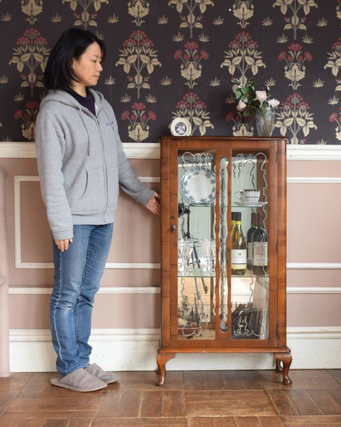 アンティークのキャビネット アンティーク家具 アンティークのショーケース、英国のミラー付きガラスキャビネット。お気に入りの雑貨や食器を並べてみましょう。(q-934-f)