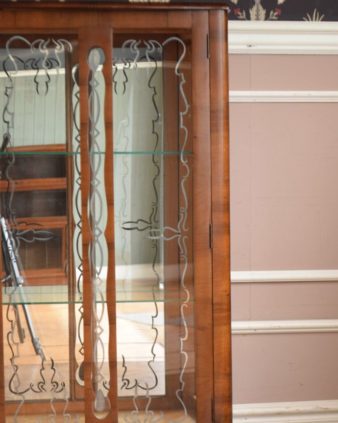 アンティークのキャビネット アンティーク家具 アンティークのショーケース、英国のミラー付きガラスキャビネット。上品な装飾のガラスも当時のもの。(q-934-f)