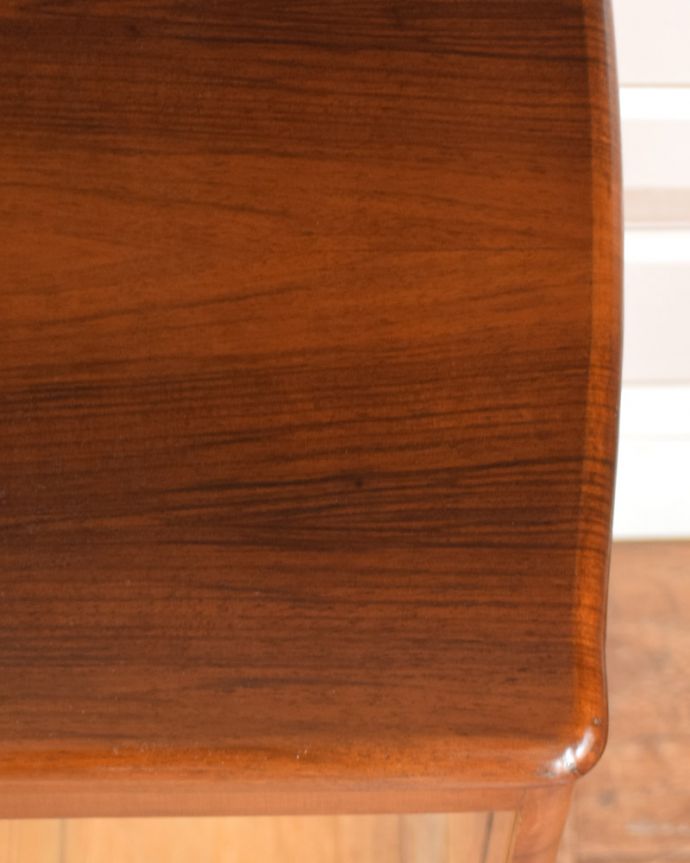 アンティークのキャビネット アンティーク家具 アンティークのショーケース、英国のミラー付きガラスキャビネット。ウォルナット材の美しい木目が印象的。(q-934-f)