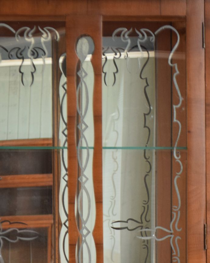 アンティークのキャビネット アンティーク家具 アンティークのショーケース、英国のミラー付きガラスキャビネット。シルバーの高級感溢れる装飾がデザインされています。(q-934-f)