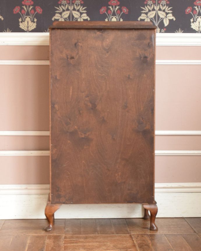 アンティークのキャビネット アンティーク家具 アンティークのショーケース、英国のミラー付きガラスキャビネット。アンティークは新品ではないので、もちろん経年変化によるキズはありますが、専門の職人が目立たないようキレイにお直しをしているので、後姿までキレイです。(q-934-f)