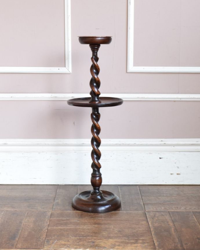 めずらしい家具 アンティーク家具 英国輸入家具、ツイストラインの美しい木製の灰皿スタンド(アッシュトレイ) 。灰皿としてのご使用だけでなくとも、アクセサリーや鍵置きなど、小物入れとしてのご使用もお勧めです。(q-935-f)