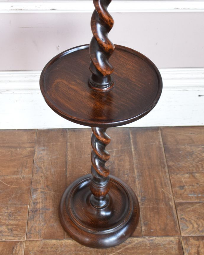 めずらしい家具 アンティーク家具 英国輸入家具、ツイストラインの美しい木製の灰皿スタンド(アッシュトレイ) 。お部屋の片隅に置いてあるだけでオシャレな空気に!持ち運びがしやすく、場所もとらないので重宝します。(q-935-f)