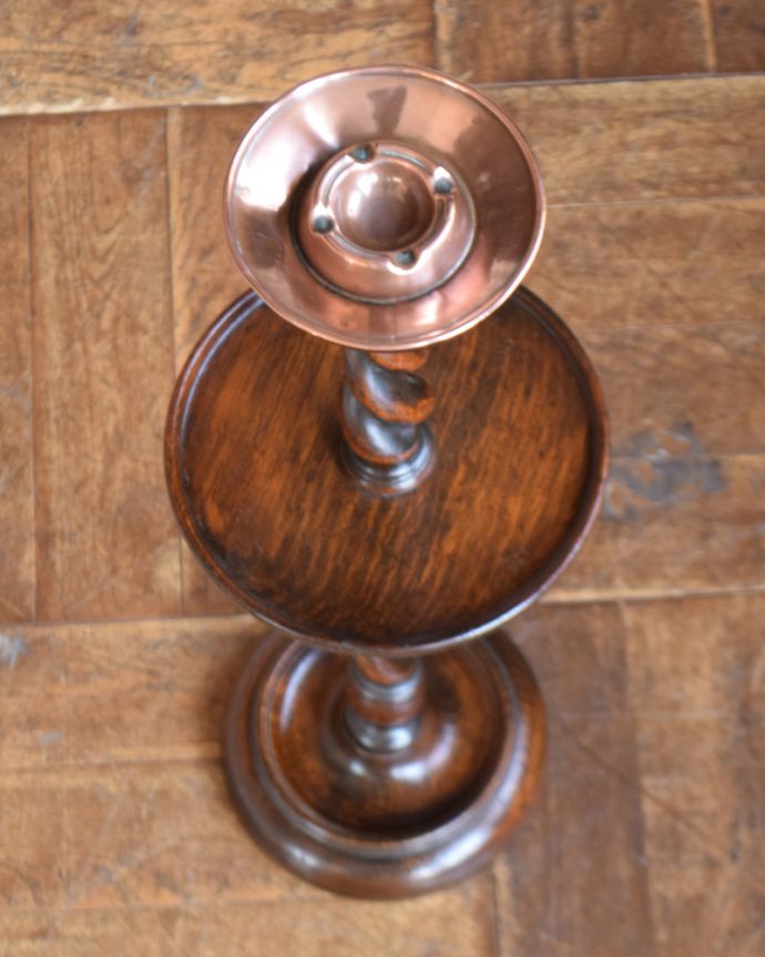 めずらしい家具 アンティーク家具 英国輸入家具、ツイストラインの美しい木製の灰皿スタンド(アッシュトレイ) 。アンティークは新品ではないので、経年変化によるキズはありますが、専門の職人によって目立たないようにキレイにお直しをしています。(q-935-f)