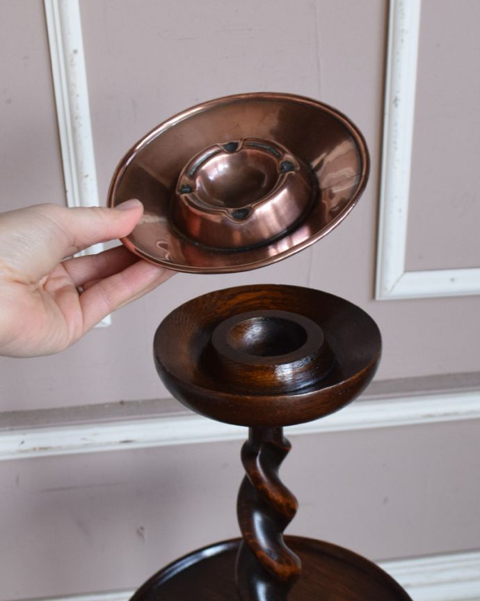 めずらしい家具 アンティーク家具 英国輸入家具、ツイストラインの美しい木製の灰皿スタンド(アッシュトレイ) 。アッシュトレイは取り外し可能です。(q-935-f)