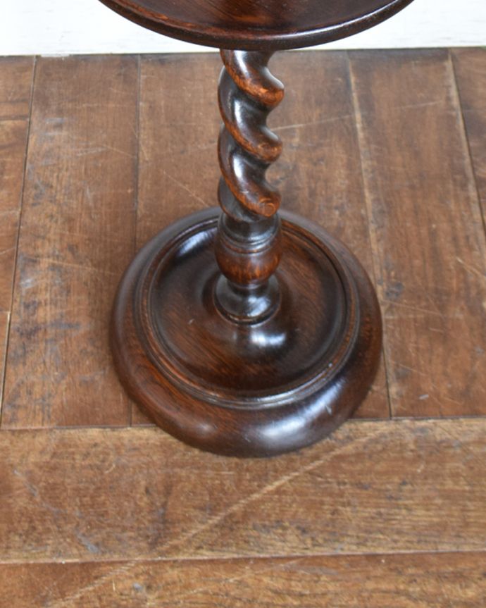 めずらしい家具 アンティーク家具 英国輸入家具、ツイストラインの美しい木製の灰皿スタンド(アッシュトレイ) 。しっかりテーブルを支えます。(q-935-f)