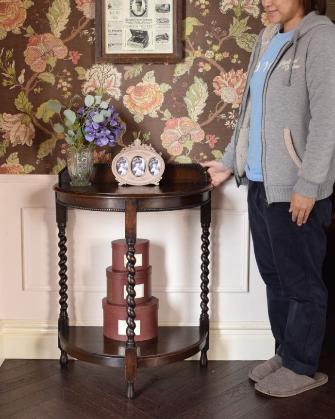 アンティークのテーブル　アンティーク家具　空間を彩る英国輸入のアンティーク家具、ツイスト脚が美しいコンソールテーブル。そっと壁に付けて置くだけで、オシャレな雰囲気に。(q-936-f)