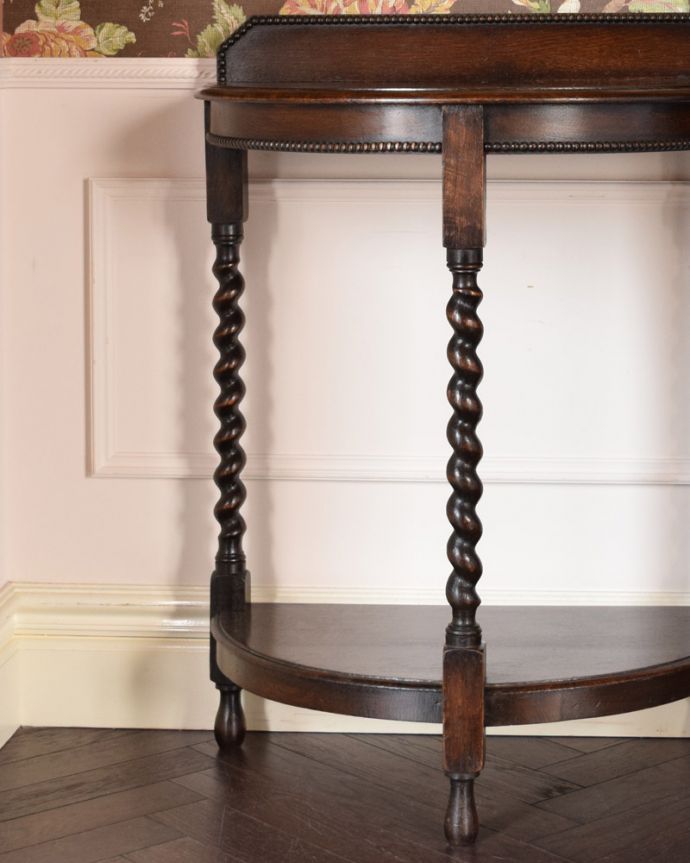 アンティークのテーブル　アンティーク家具　空間を彩る英国輸入のアンティーク家具、ツイスト脚が美しいコンソールテーブル。大人っぽいカラーで落ち着きがあります。(q-936-f)