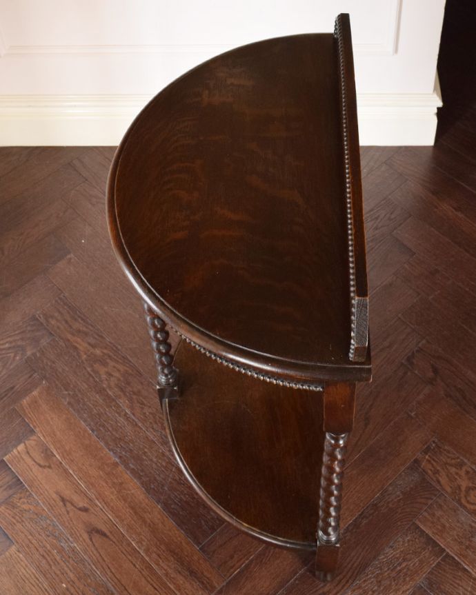 アンティークのテーブル　アンティーク家具　空間を彩る英国輸入のアンティーク家具、ツイスト脚が美しいコンソールテーブル。天板もキレイに仕上げました。(q-936-f)