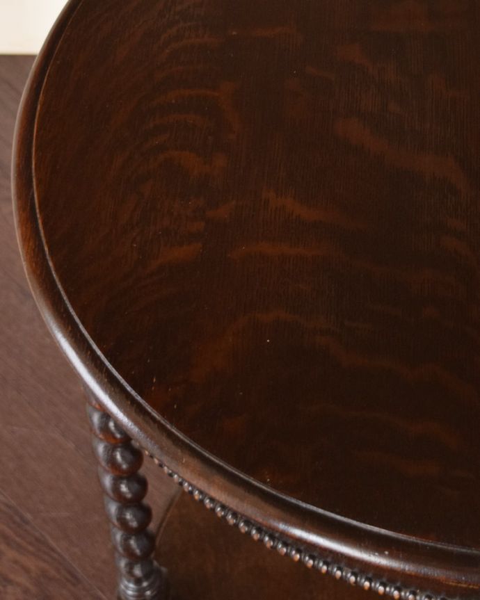 アンティークのテーブル　アンティーク家具　空間を彩る英国輸入のアンティーク家具、ツイスト脚が美しいコンソールテーブル。壁に付けると、角が立たないので、小さなお子さまがいるお家でも安心してお使い頂けます。(q-936-f)