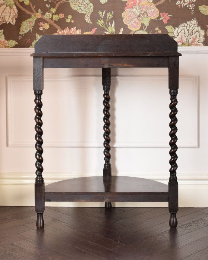 アンティークのテーブル　アンティーク家具　空間を彩る英国輸入のアンティーク家具、ツイスト脚が美しいコンソールテーブル。アンティークは新品ではないので、もちろん経年変化によるキズはありますが、専門の職人が目立たないようキレイにお直しをしているので、後姿までキレイです。(q-936-f)