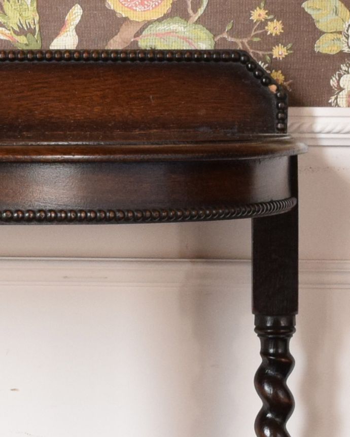 アンティークのテーブル　アンティーク家具　空間を彩る英国輸入のアンティーク家具、ツイスト脚が美しいコンソールテーブル。木の鋲が整列した美しい装飾です。(q-936-f)