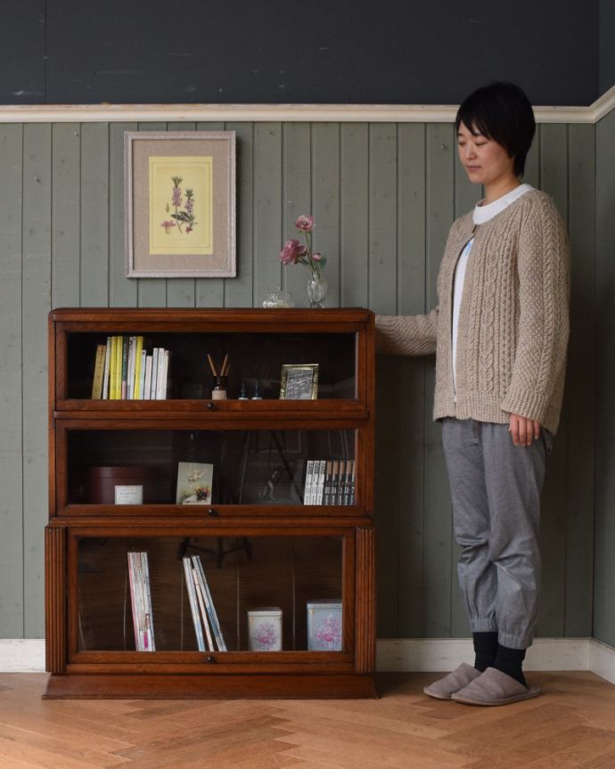 アンティークのキャビネット　アンティーク家具　美しい英国アンティーク家具、フラップ扉のブックケース（ガラスキャビネット）。本棚としてはもちろん、グラスや食器を並べて飾り棚としても素敵ですよ。(q-938-f)