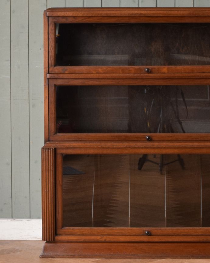 アンティークのキャビネット　アンティーク家具　美しい英国アンティーク家具、フラップ扉のブックケース（ガラスキャビネット）。ガラスがあるので、中に入れる本を埃から守ってくれます。(q-938-f)