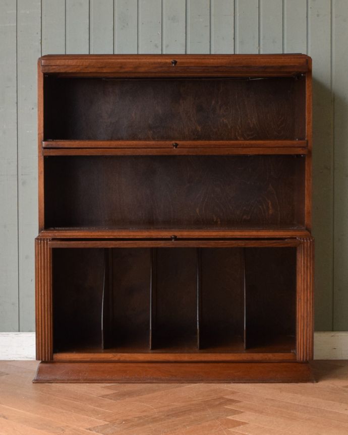 アンティークのキャビネット　アンティーク家具　美しい英国アンティーク家具、フラップ扉のブックケース（ガラスキャビネット）。食器や写真立て、本やDVDなどなど、たくさん飾ればディスプレイの幅が広がります。(q-938-f)