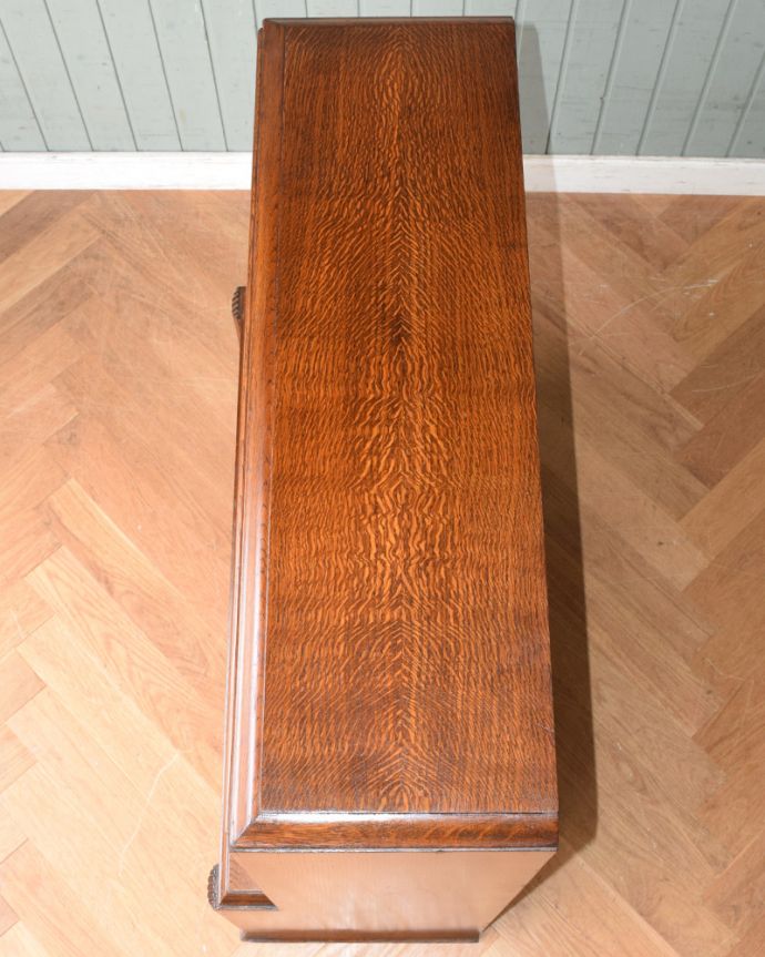 アンティークのキャビネット　アンティーク家具　美しい英国アンティーク家具、フラップ扉のブックケース（ガラスキャビネット）。天板の塗装もキレイに仕上げました。(q-938-f)