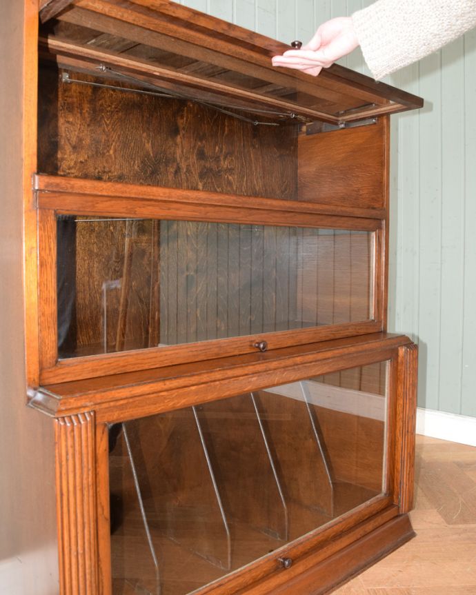 アンティークのキャビネット　アンティーク家具　美しい英国アンティーク家具、フラップ扉のブックケース（ガラスキャビネット）。ガラス扉は上に上げて、スライドさせて中にしまいます。(q-938-f)