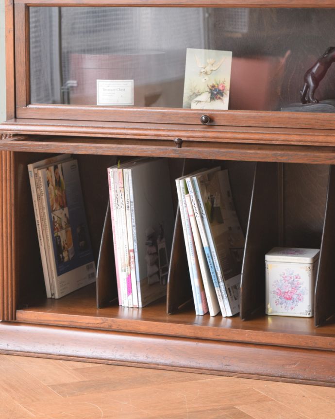 アンティークのキャビネット　アンティーク家具　美しい英国アンティーク家具、フラップ扉のブックケース（ガラスキャビネット）。A4サイズの雑誌やファイルがラクラク収納できるのでとっても便利ですよ。(q-938-f)