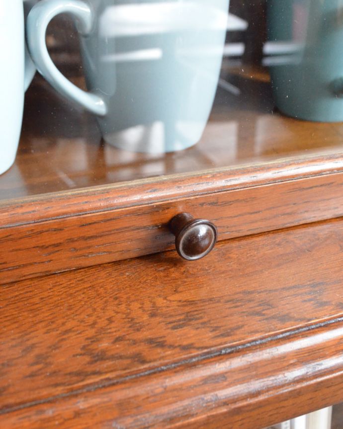 アンティークのキャビネット　アンティーク家具　美しい英国アンティーク家具、フラップ扉のブックケース（ガラスキャビネット）。ガラス戸は真ん丸な取っ手が付いています。(q-938-f)