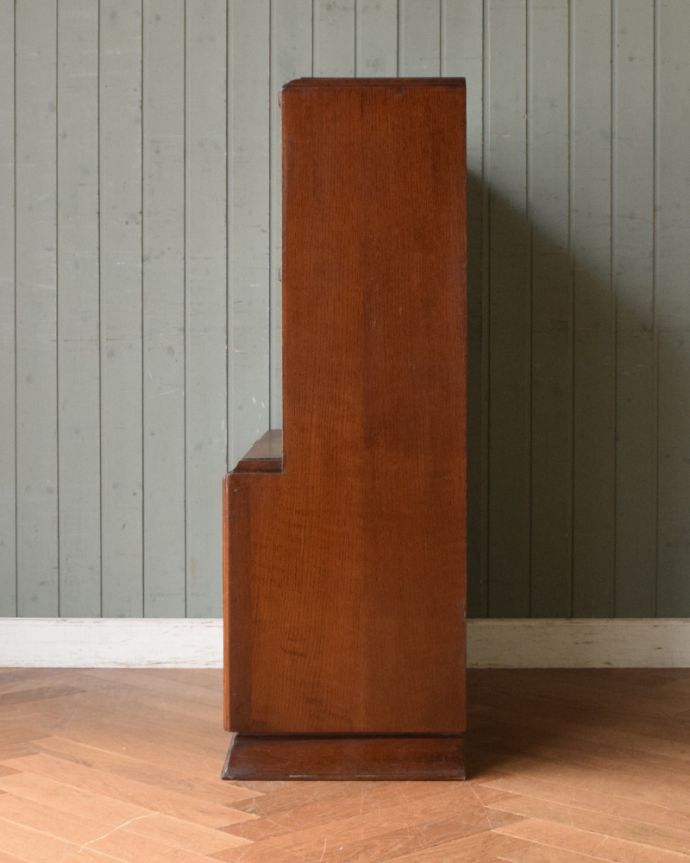 アンティークのキャビネット　アンティーク家具　美しい英国アンティーク家具、フラップ扉のブックケース（ガラスキャビネット）。木製で丈夫です。(q-938-f)