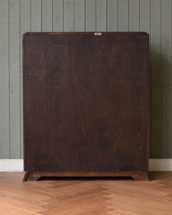 アンティークのキャビネット　アンティーク家具　美しい英国アンティーク家具、フラップ扉のブックケース（ガラスキャビネット）。アンティークは新品ではないので、もちろん経年変化によるキズはありますが、専門の職人が目立たないようキレイにお直しをしているので、後姿までキレイです。(q-938-f)