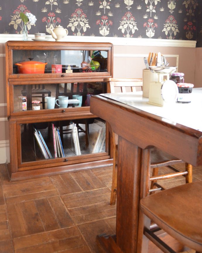 アンティークのキャビネット　アンティーク家具　美しい英国アンティーク家具、フラップ扉のブックケース（ガラスキャビネット）。ダイニングでもリビングでも･･･このステキなキャビネットは、正直、場所を問わずどこに置いても似合う！ダイニングではカップボードとして、お気に入りの食器を飾りながら収納。(q-938-f)