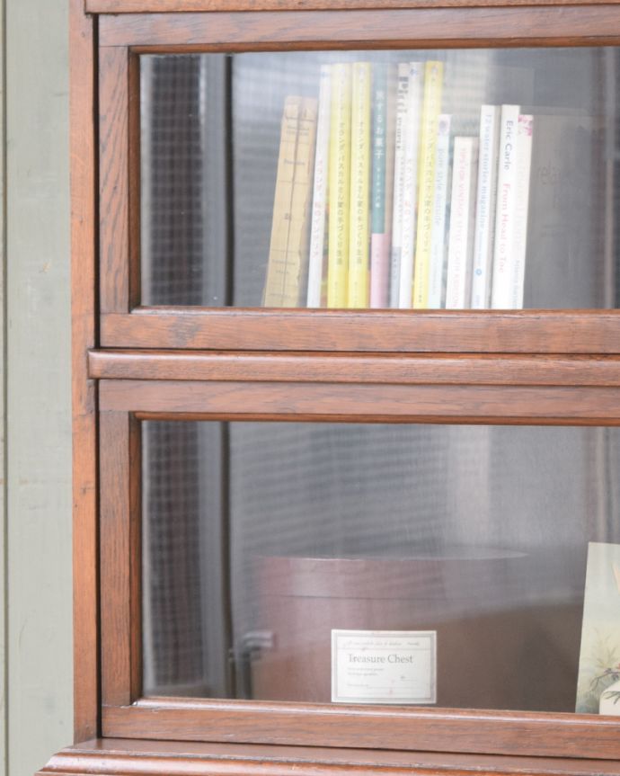 アンティークのキャビネット　アンティーク家具　美しい英国アンティーク家具、フラップ扉のブックケース（ガラスキャビネット）。ガラスの状態もとてもキレイです！。(q-938-f)