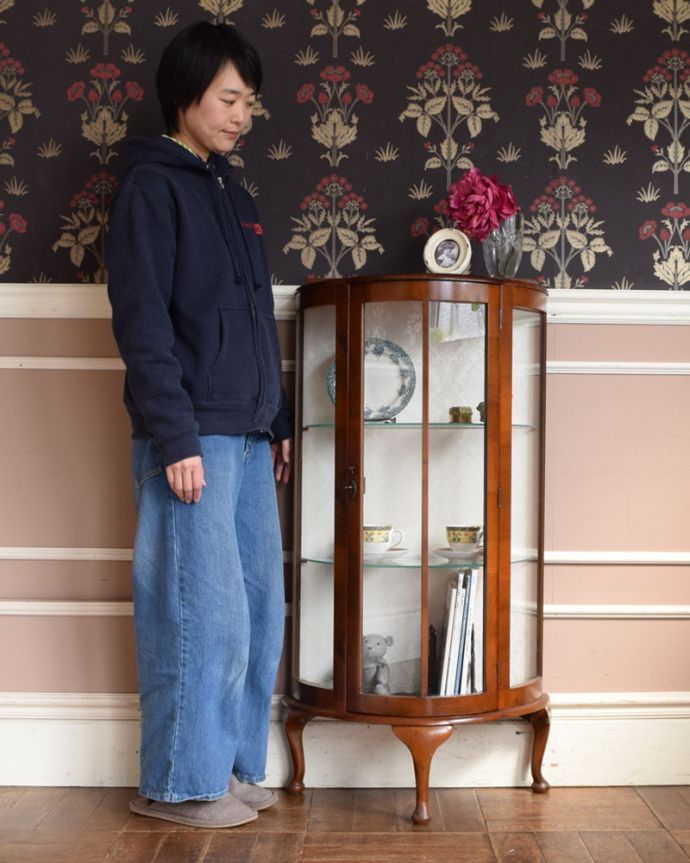 アンティークのキャビネット アンティーク家具 イギリス輸入のアンティーク家具、ウォルナット材のハーフムーンガラスキャビネット(飾り棚)。お気に入りの雑貨や食器を並べてみましょう。(q-939-f)