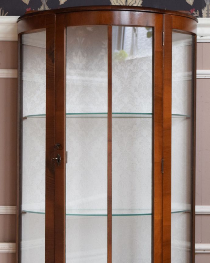 アンティークのキャビネット アンティーク家具 イギリス輸入のアンティーク家具、ウォルナット材のハーフムーンガラスキャビネット(飾り棚)。上品な装飾のガラスも当時のもの。(q-939-f)