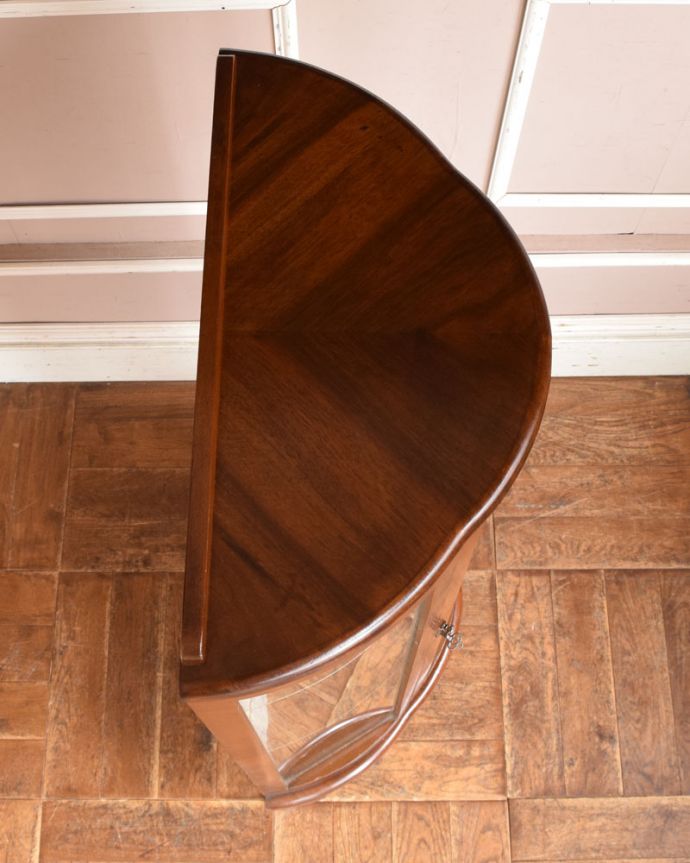 アンティークのキャビネット アンティーク家具 イギリス輸入のアンティーク家具、ウォルナット材のハーフムーンガラスキャビネット(飾り棚)。天板もピカピカにお直ししました。(q-939-f)