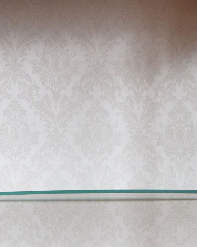 アンティークのキャビネット アンティーク家具 イギリス輸入のアンティーク家具、ウォルナット材のハーフムーンガラスキャビネット(飾り棚)。中のアイテムが引き立つ柄をセレクトして、新しいものに張り替えています。(q-939-f)