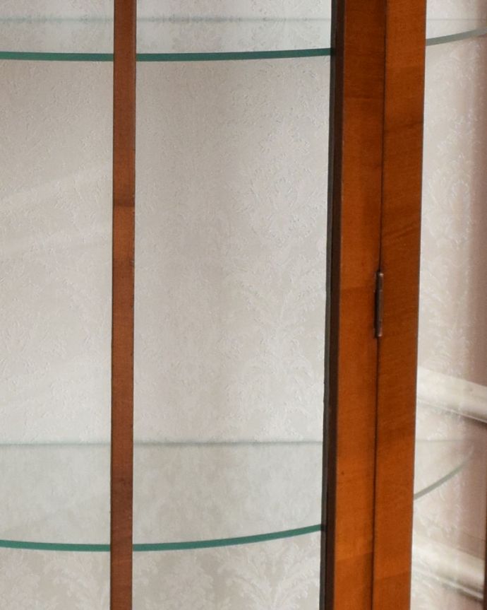 アンティークのキャビネット アンティーク家具 イギリス輸入のアンティーク家具、ウォルナット材のハーフムーンガラスキャビネット(飾り棚)。中に入れたものが引き立つシンプルな装飾です。(q-939-f)