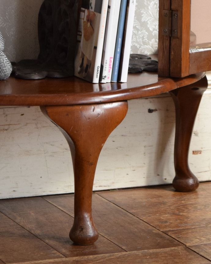 アンティークのキャビネット アンティーク家具 イギリス輸入のアンティーク家具、ウォルナット材のハーフムーンガラスキャビネット(飾り棚)。きちんと支えます。(q-939-f)