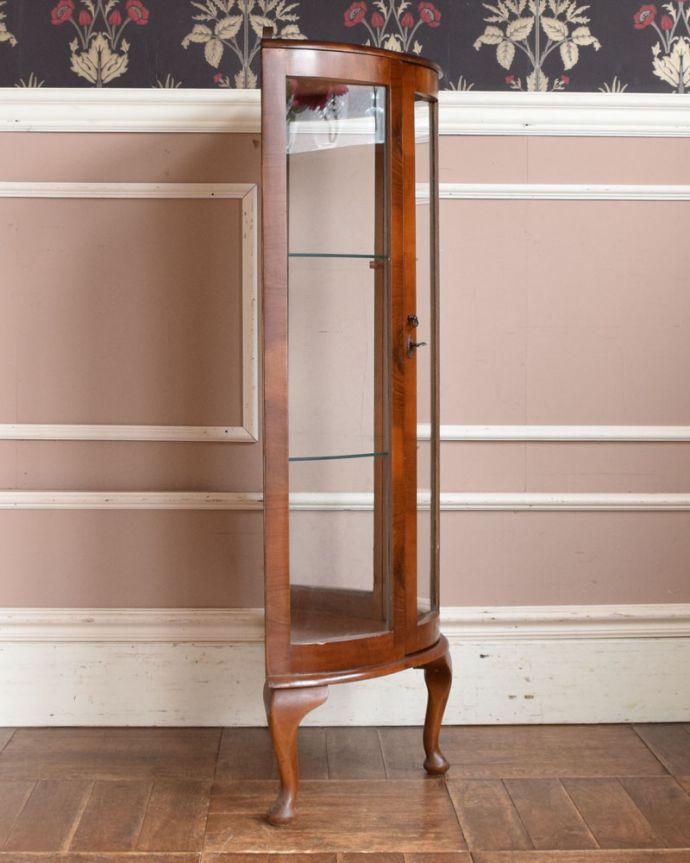 アンティークのキャビネット アンティーク家具 イギリス輸入のアンティーク家具、ウォルナット材のハーフムーンガラスキャビネット(飾り棚)。サイドもガラスなので、どこから見ても美しいです!。(q-939-f)