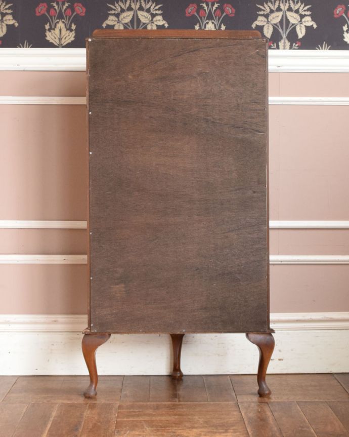 アンティークのキャビネット アンティーク家具 イギリス輸入のアンティーク家具、ウォルナット材のハーフムーンガラスキャビネット(飾り棚)。アンティークは新品ではないので、もちろん経年変化によるキズはありますが、専門の職人が目立たないようキレイにお直しをしているので、後姿までキレイです。(q-939-f)