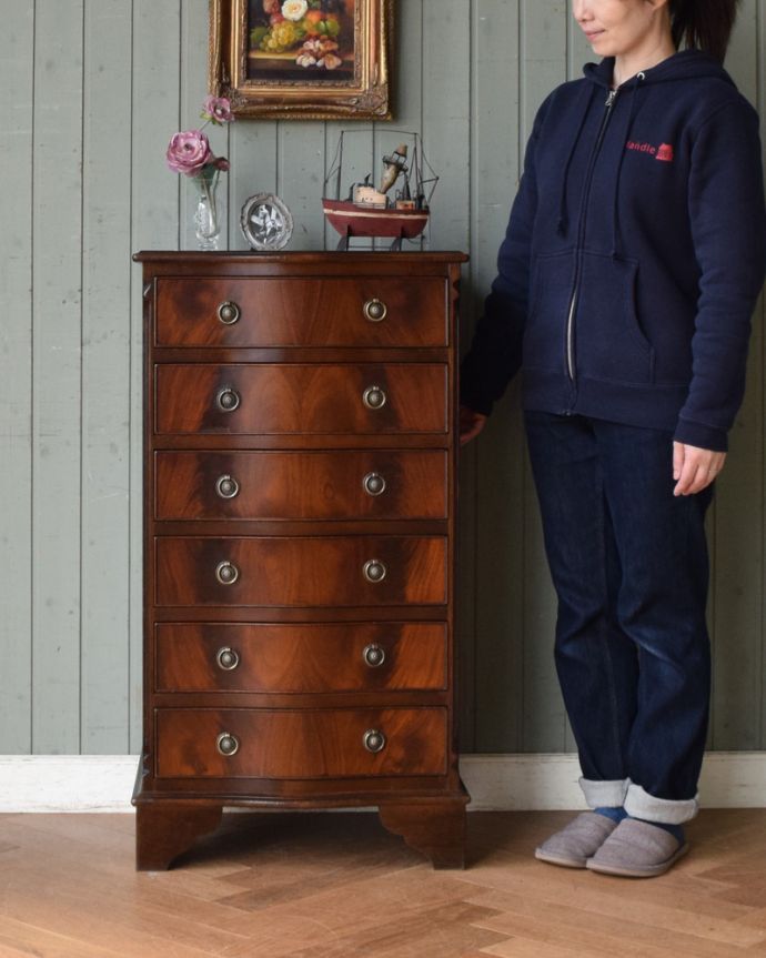 アンティークのチェスト　アンティーク家具　滑らかなマホガニーの木目が美しいアンティークのチェストオブドロワーズ（６段）。高級感があって女性らしい優しいシルエット。(q-940-f)