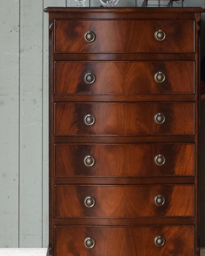 アンティークのチェスト　アンティーク家具　滑らかなマホガニーの木目が美しいアンティークのチェストオブドロワーズ（６段）。品のある色合いと木目です。(q-940-f)