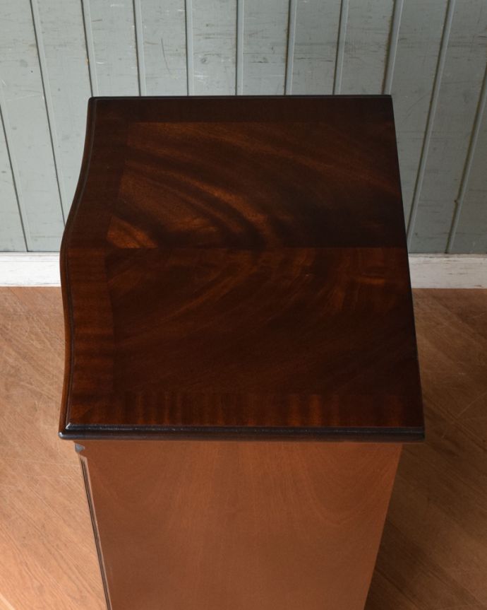 アンティークのチェスト　アンティーク家具　滑らかなマホガニーの木目が美しいアンティークのチェストオブドロワーズ（６段）。天板も木目がキレイです。(q-940-f)