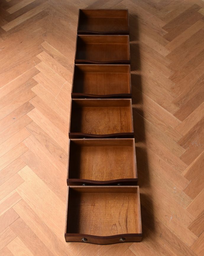 アンティークのチェスト　アンティーク家具　滑らかなマホガニーの木目が美しいアンティークのチェストオブドロワーズ（６段）。引き出しは６杯。(q-940-f)