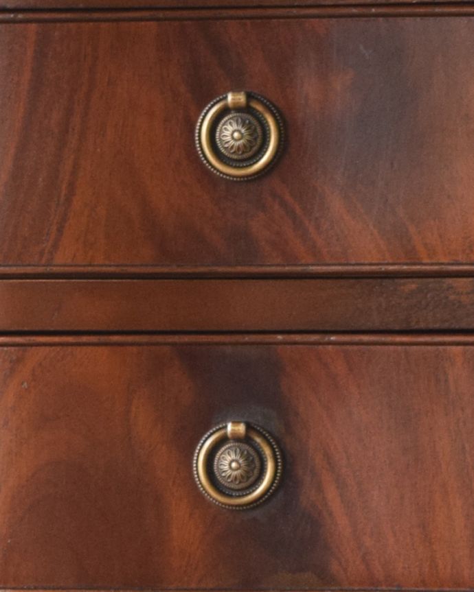 アンティークのチェスト　アンティーク家具　滑らかなマホガニーの木目が美しいアンティークのチェストオブドロワーズ（６段）。引き出しの取っ手です。(q-940-f)