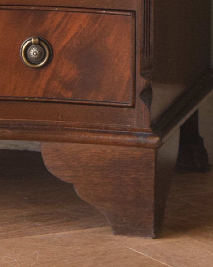 アンティークのチェスト　アンティーク家具　滑らかなマホガニーの木目が美しいアンティークのチェストオブドロワーズ（６段）。上品なラインの脚がしっかりとキャビネットを支えます。(q-940-f)
