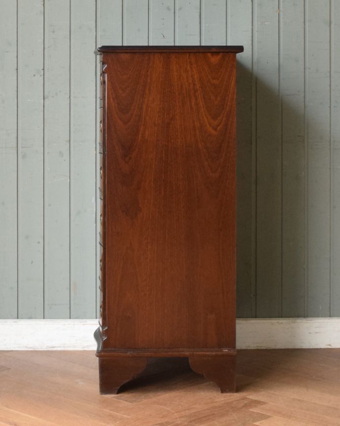 アンティークのチェスト　アンティーク家具　滑らかなマホガニーの木目が美しいアンティークのチェストオブドロワーズ（６段）。横から見てもステキです。(q-940-f)