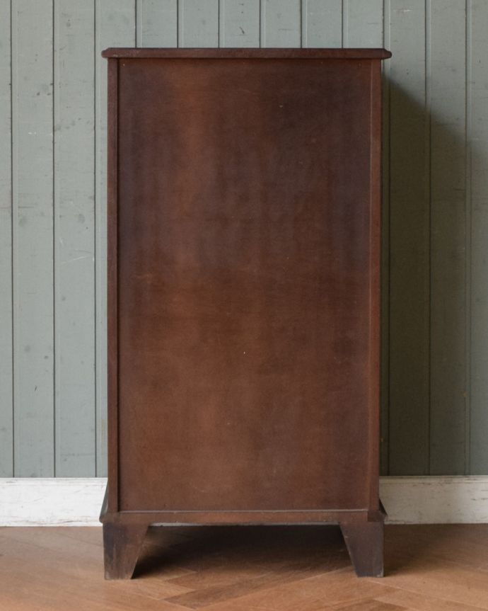 アンティークのチェスト　アンティーク家具　滑らかなマホガニーの木目が美しいアンティークのチェストオブドロワーズ（６段）。アンティークは新品ではないので、もちろん経年変化によるキズはありますが、専門の職人が目立たないようキレイにお直しをしているので、後姿までキレイです。(q-940-f)