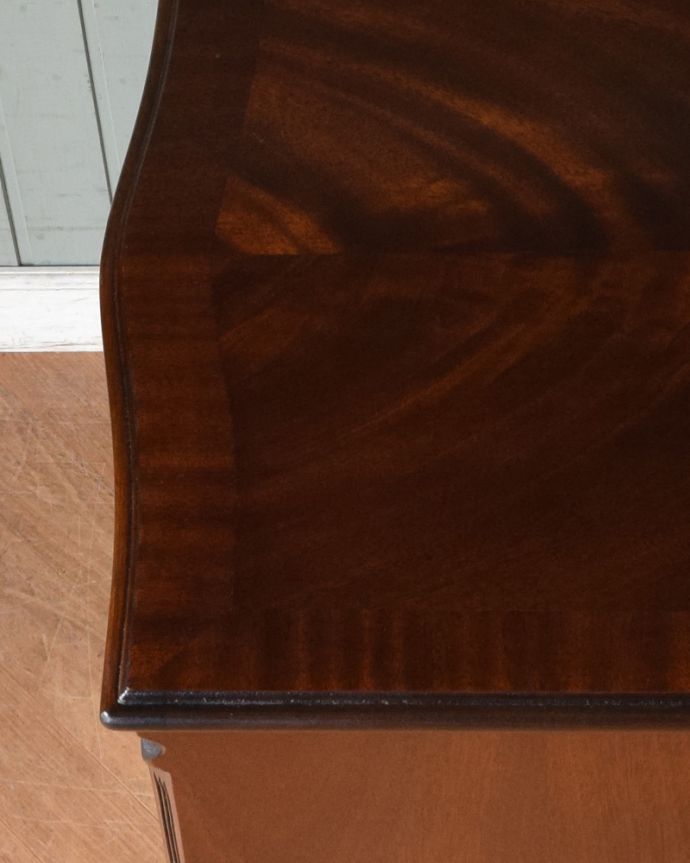 アンティークのチェスト　アンティーク家具　滑らかなマホガニーの木目が美しいアンティークのチェストオブドロワーズ（６段）。天板にもカッティングが施されていて、上品です。(q-940-f)