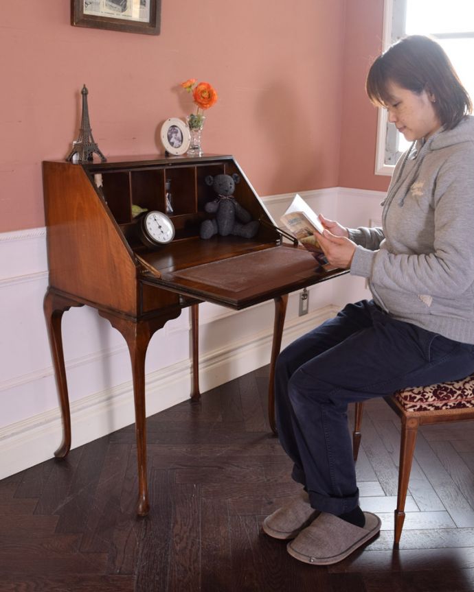 ビューロー　アンティーク家具　ウォルナット材のアンティーク英国家具、脚の曲線が美しい小さいライティングビューローデスク 。落ち着いた雰囲気のビューロー。(q-941-f)