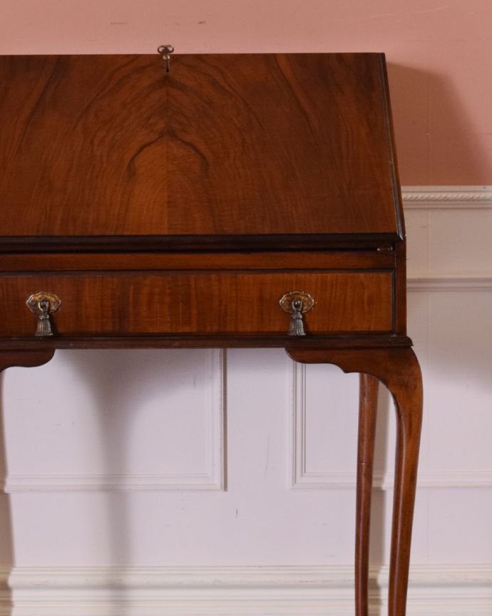 ビューロー　アンティーク家具　ウォルナット材のアンティーク英国家具、脚の曲線が美しい小さいライティングビューローデスク 。外国製のビューローは装飾があちこちにあるので、絵になるアイテム。(q-941-f)