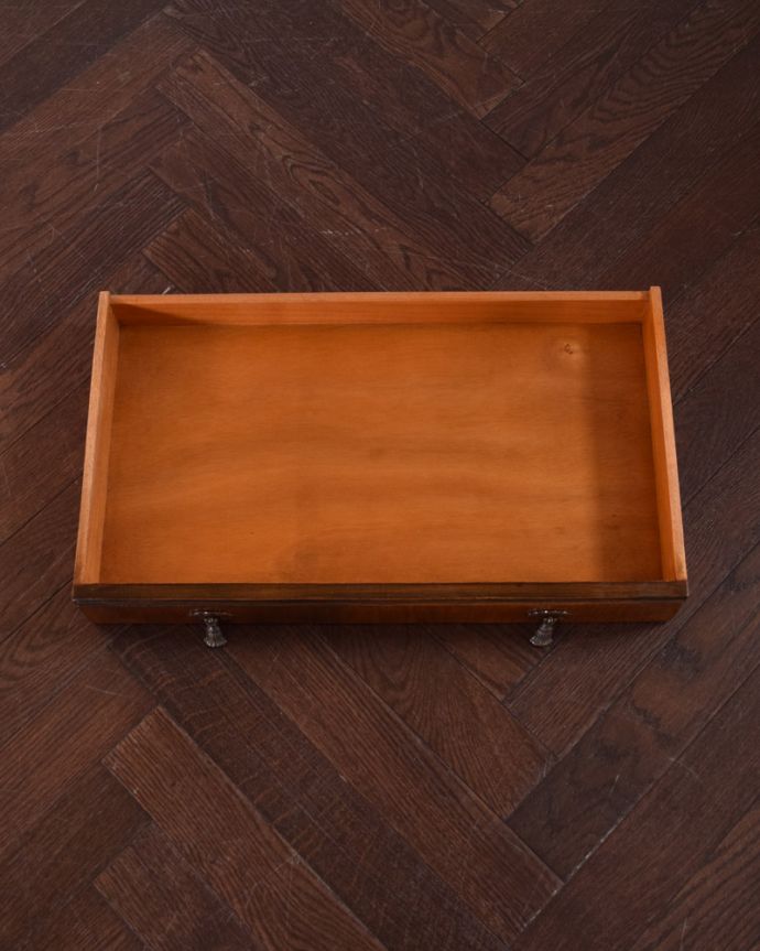 ビューロー　アンティーク家具　ウォルナット材のアンティーク英国家具、脚の曲線が美しい小さいライティングビューローデスク 。引き出しが付いています。(q-941-f)