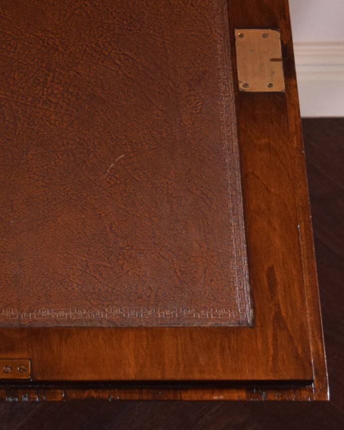 ビューロー　アンティーク家具　ウォルナット材のアンティーク英国家具、脚の曲線が美しい小さいライティングビューローデスク 。デスクには革が貼ってあります。(q-941-f)