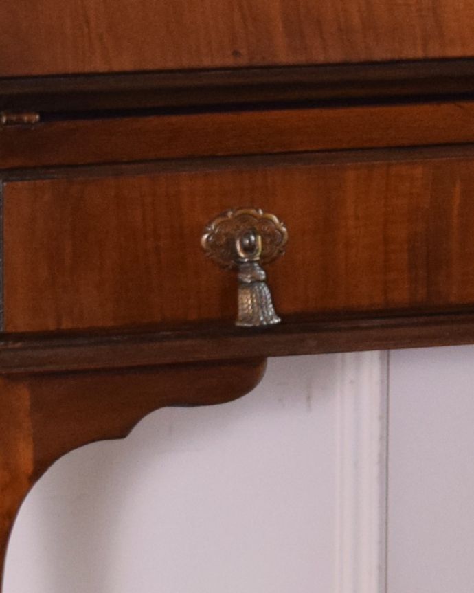 ビューロー　アンティーク家具　ウォルナット材のアンティーク英国家具、脚の曲線が美しい小さいライティングビューローデスク 。凝っていて高級感があるオシャレな取っ手です。(q-941-f)