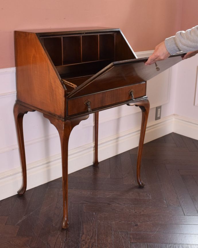 ビューロー　アンティーク家具　ウォルナット材のアンティーク英国家具、脚の曲線が美しい小さいライティングビューローデスク 。ビューローは支えでしっかり固定されるので、安心してお使いいただけます。(q-941-f)